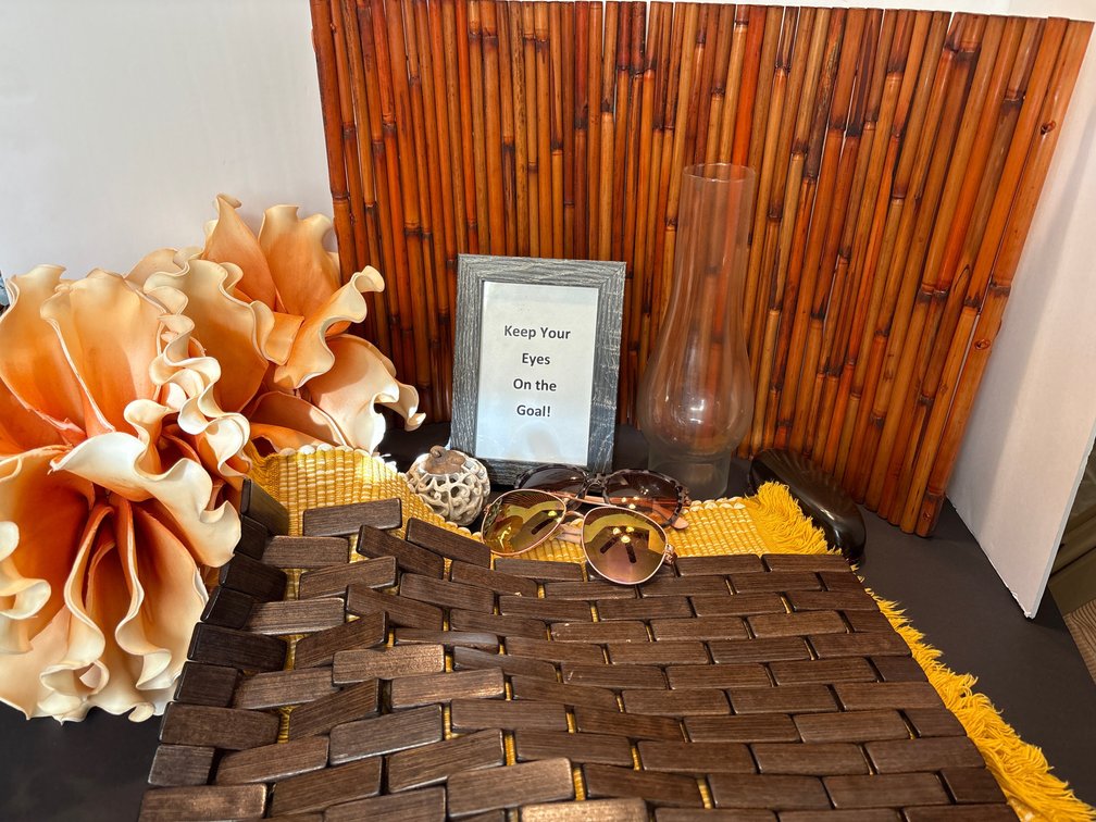 Mixed Decor Bundle: Placemats, Artificial Flowers