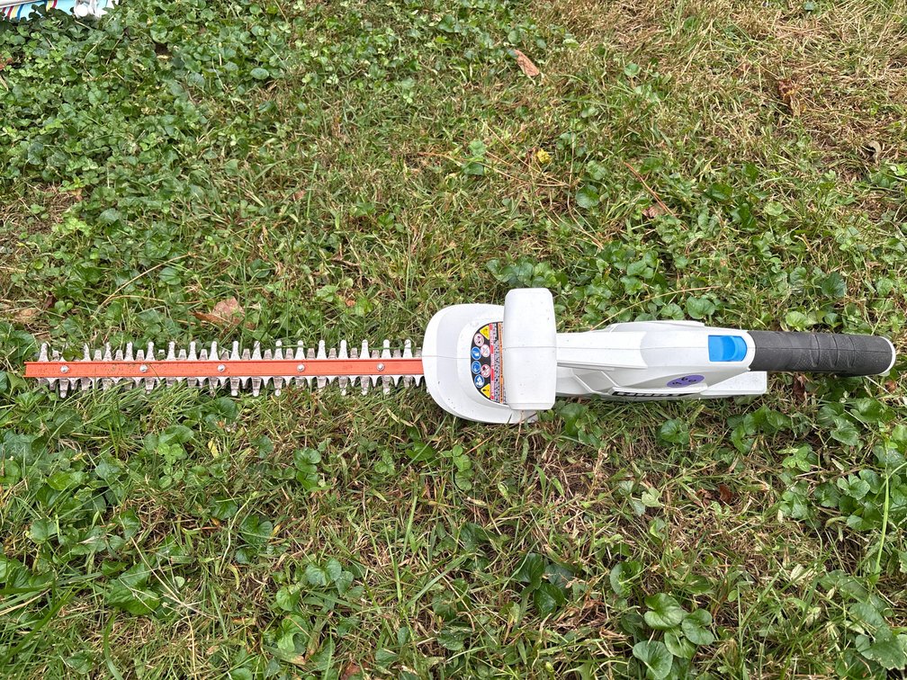 Hart 20V Cordless 18-in. Hedge Trimmer