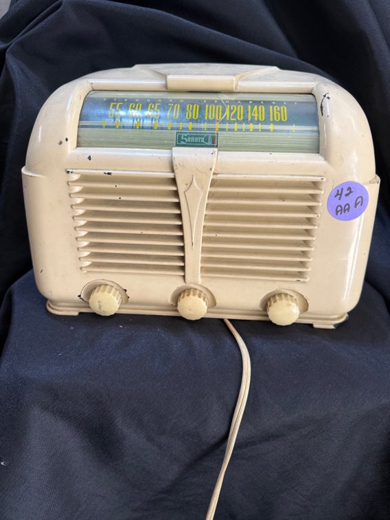 Tested Vintage 1946 Sonora Model RZU-222 AM broadcast vacuum tube table radio.