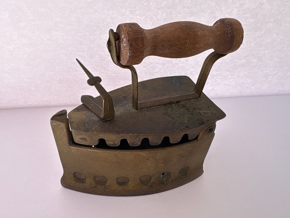 Antique Charcoal Collar Brass Iron