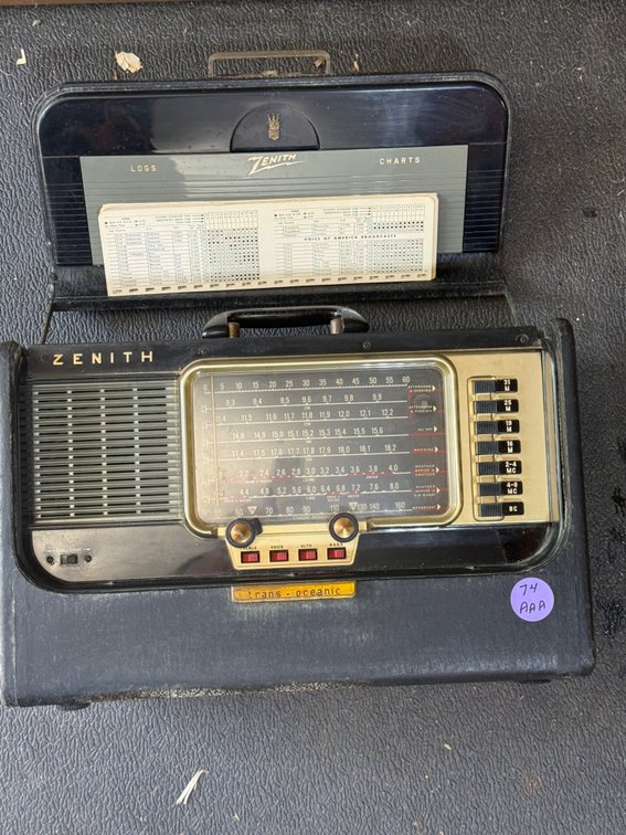 Vintage Zenith Trans-Oceanic Wave Magnet portable shortwave radio