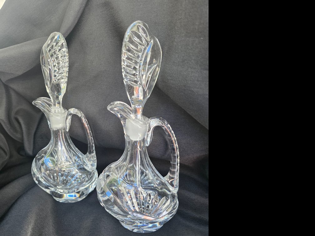Cut crystal oil and viqnqsqcaźeg1A1ar crt set with matching stoppers
