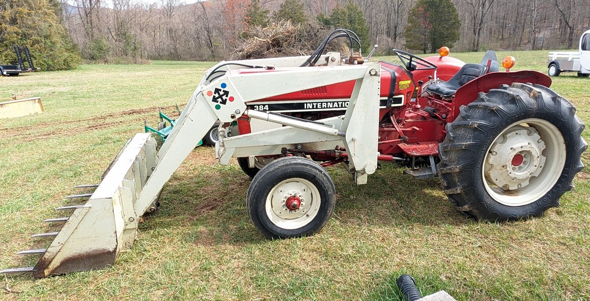 International 384 2WD Tractor w/ Dunham Lehr Loader