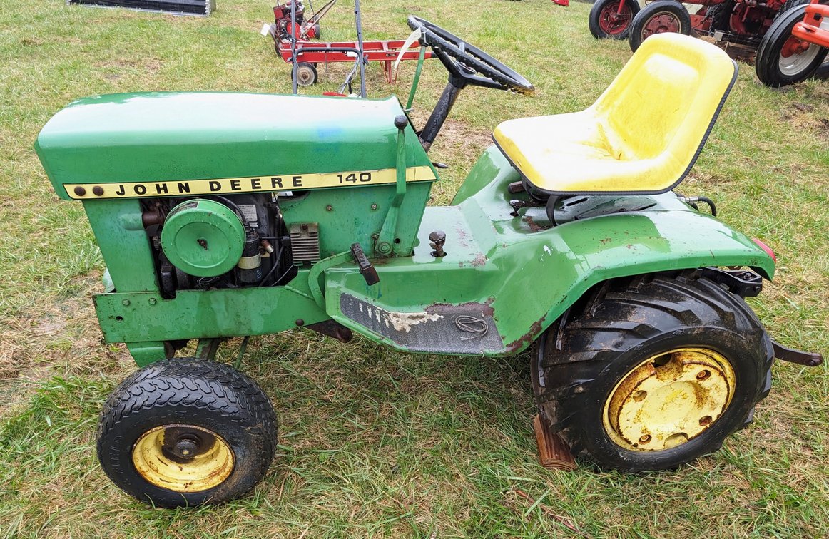 John Deere 140 Riding Mower
