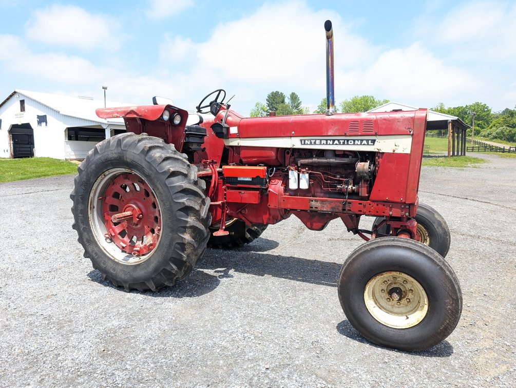 International 856-D Tractor