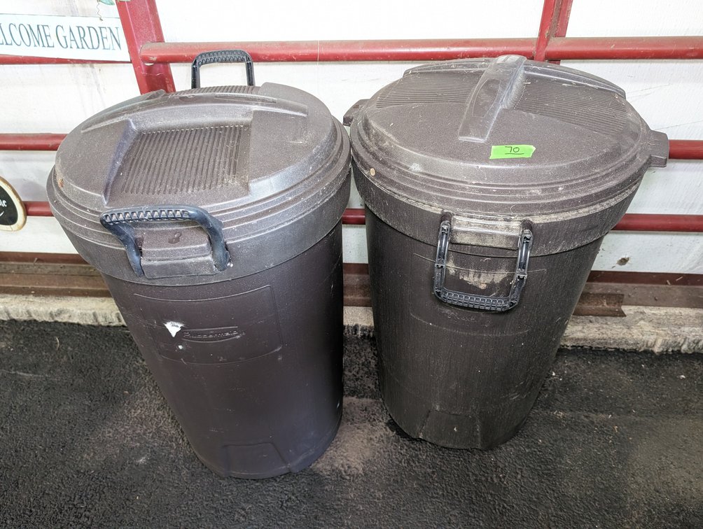 (2) Rubbermaid Trash Cans w/Lids
