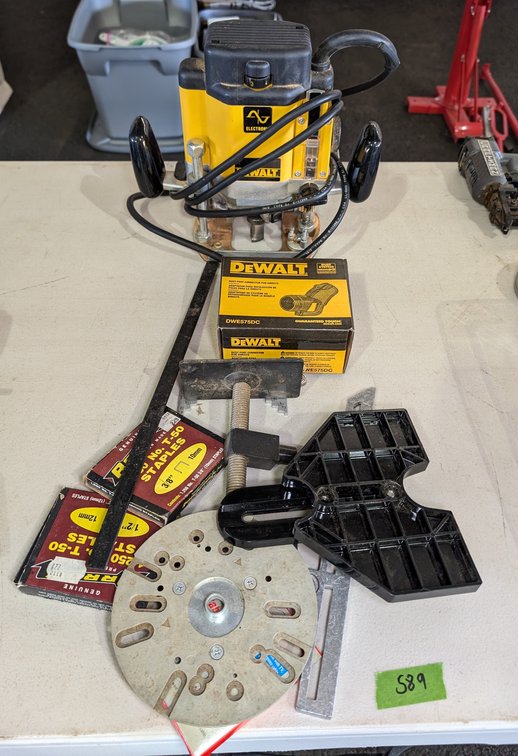 Dewalt Electric Plunge Cut Router & Connectors & Edge Guards
