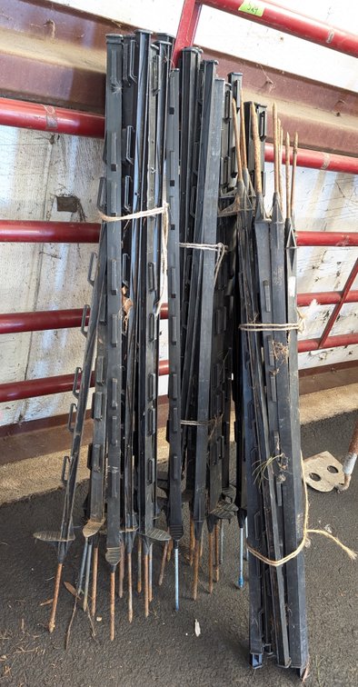 Lot of Fence Electric Fence Stakes