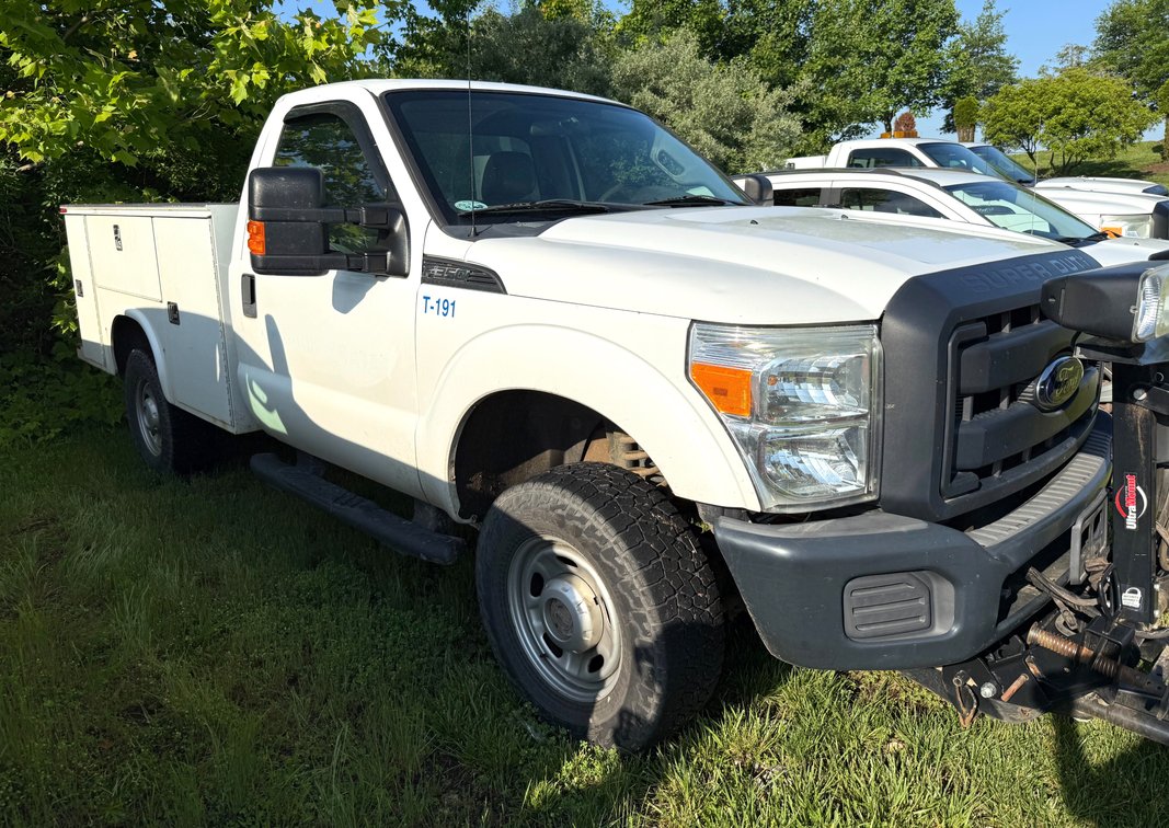 2013 Ford F-350 4WD Pickup Truck w/ Western 8ft Plow (T191)