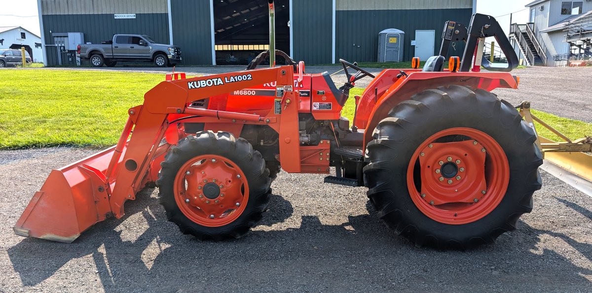 2004 Kubota M6800 w/ Kubota LA1002 Loader Bucket