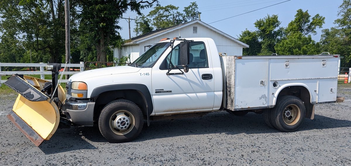 2006 GMC 3500 Sierra 4WD Plow Truck w/ Meyer Model SV9.5 Plow (T-145)