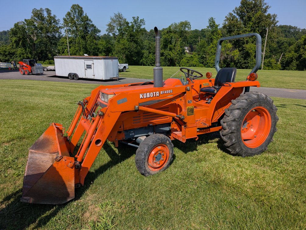Kubota L2250 Tractor w/ BF400G Loader Bucket