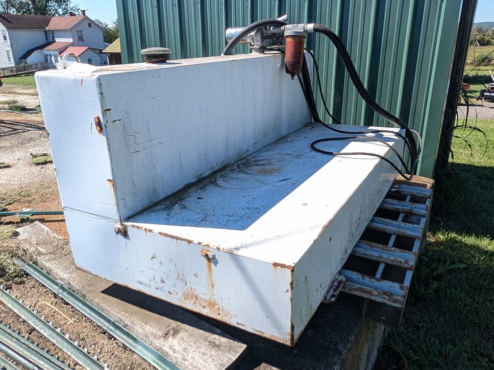 L Shape 105 Gallon Fuel Tank and Pump