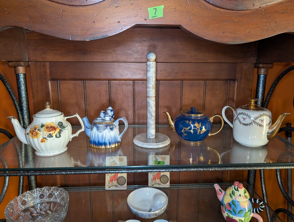 4 Teapots Sadler, Marble Paper Towel Holder