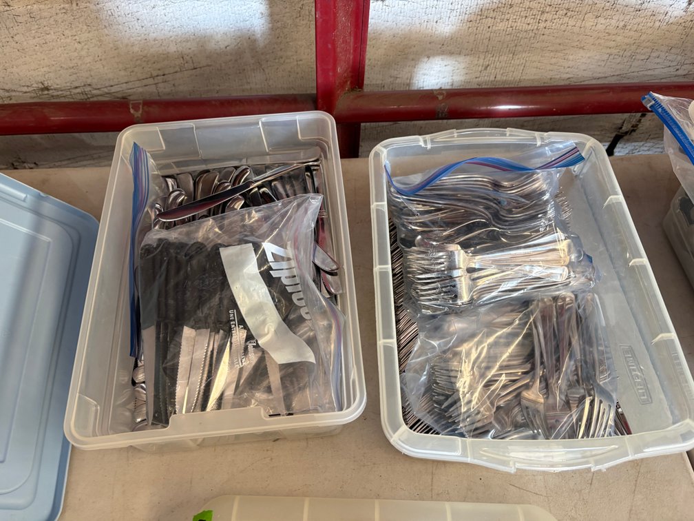 Tub Dinner & Steak Knives & Tub of 400 Dessert Forks