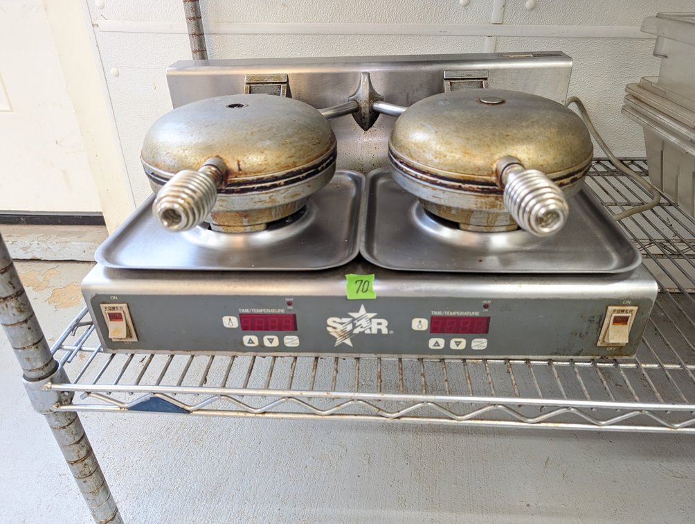 Star SWBD Double Round Waffle Maker