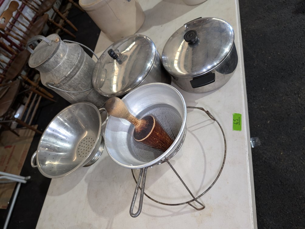 Kitchenware Grouping incl. Aluminum Stock Pots, Food Mill with Pestle & Colander