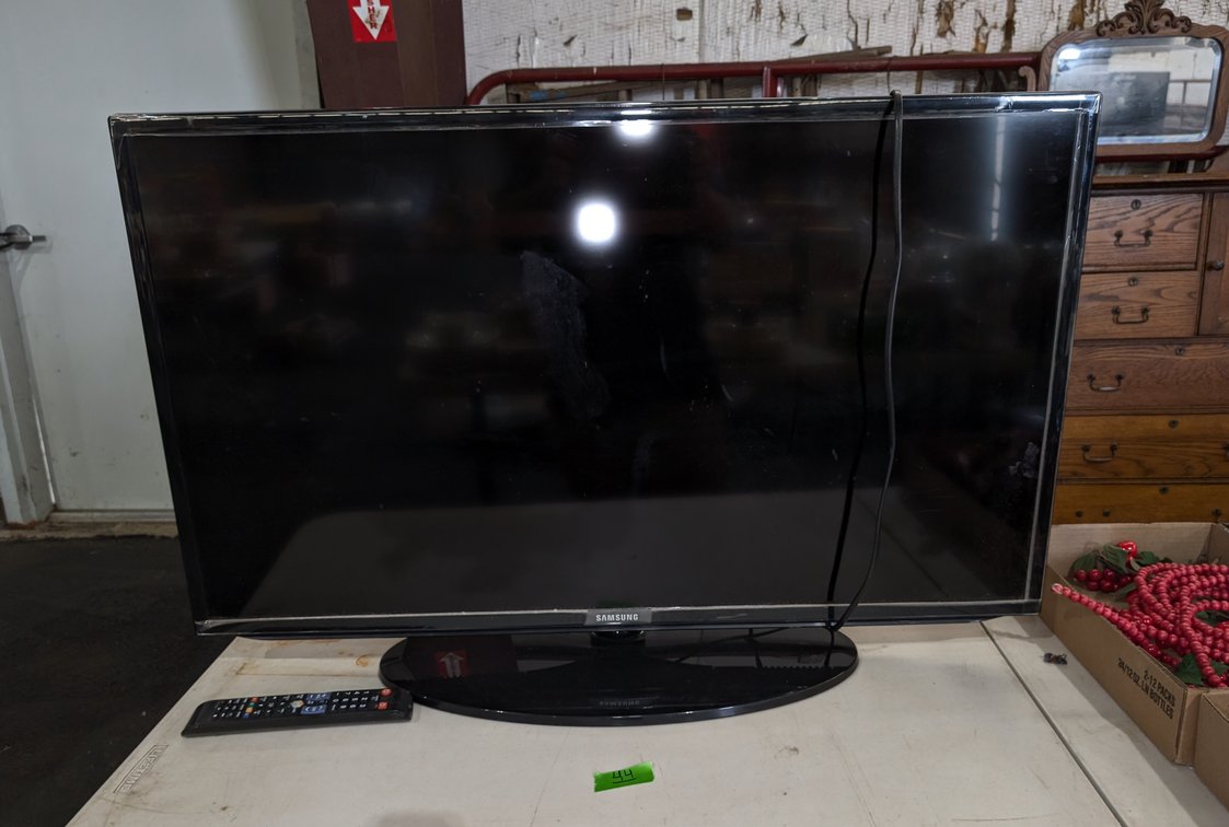 Samsung Flat Screen TV with Remote Control
