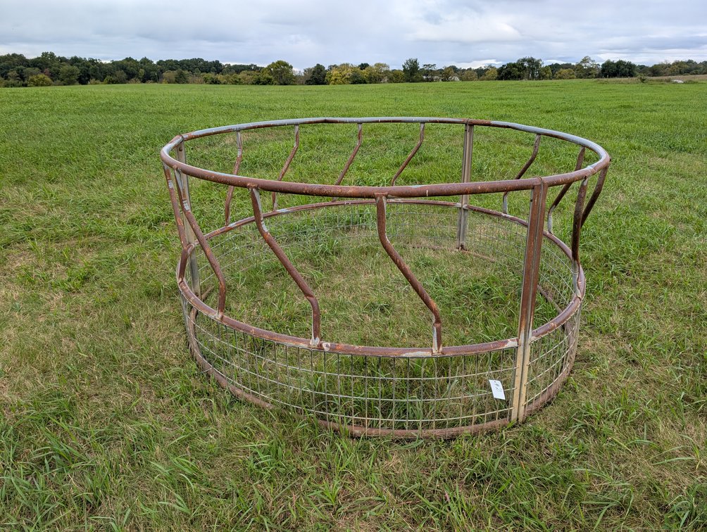 Round Cattle Hay Feeder with Wire Mesh Skirt