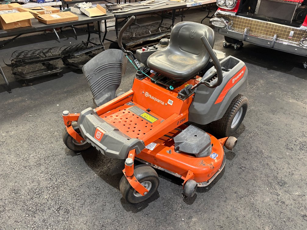 Husqvarna Z254 Zero-Turn Riding Lawn Mower