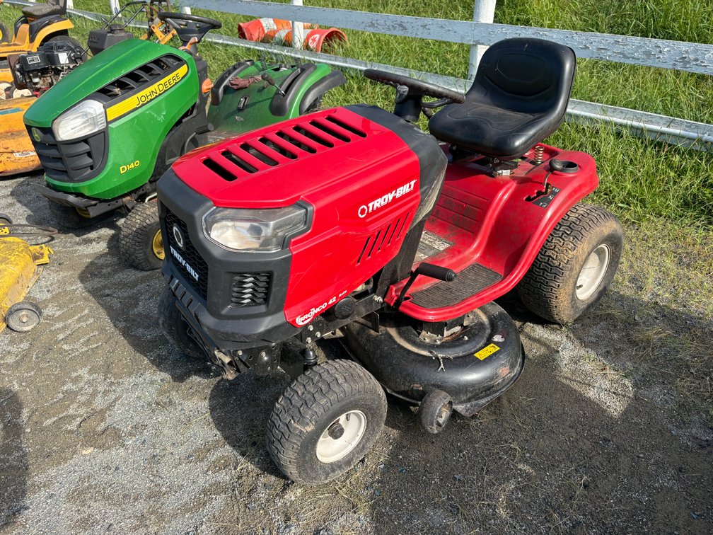 Troy-Bilt Bronco 42 Auto Riding Lawn Mower