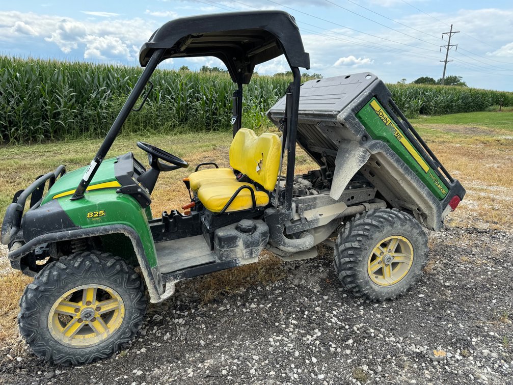 John Deere 825I