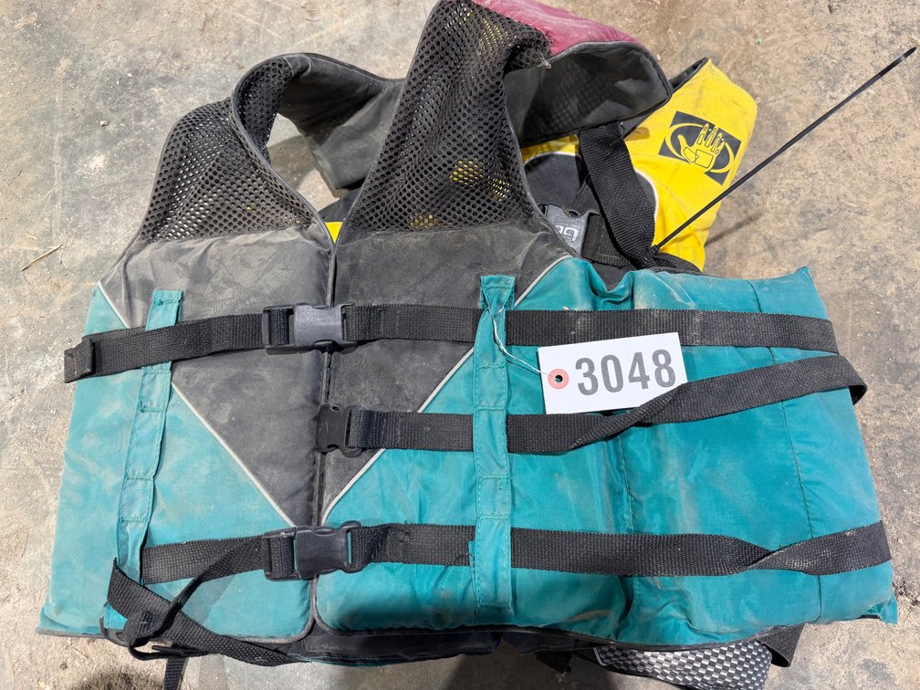 2 lifejackets