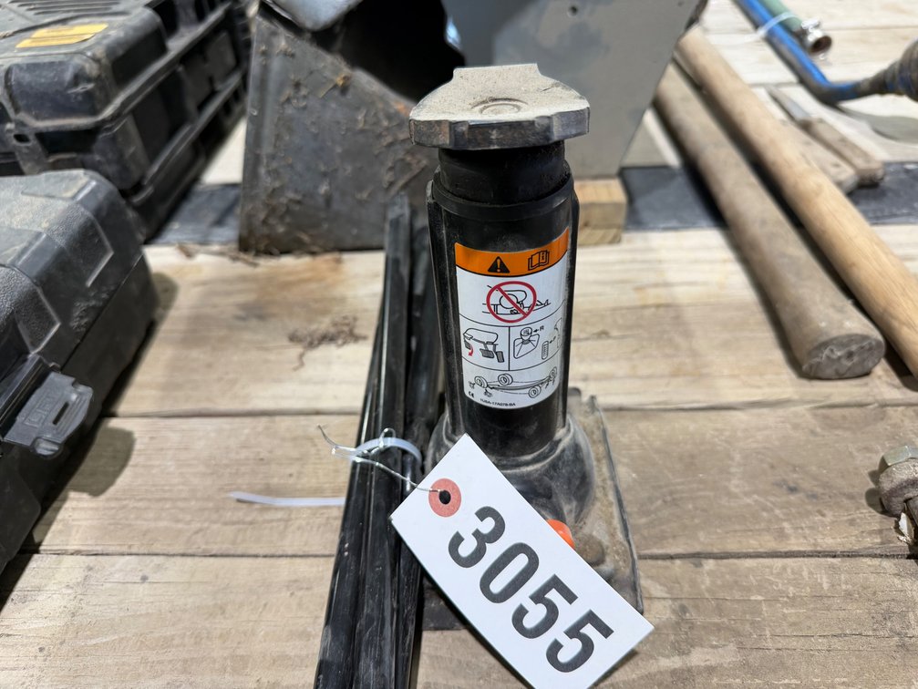 Bottle jack along with wrenches and handle