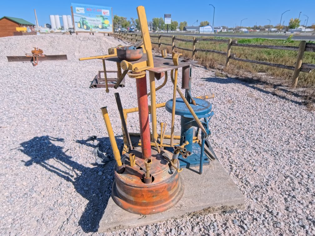 TIRE CHANGING STATION
