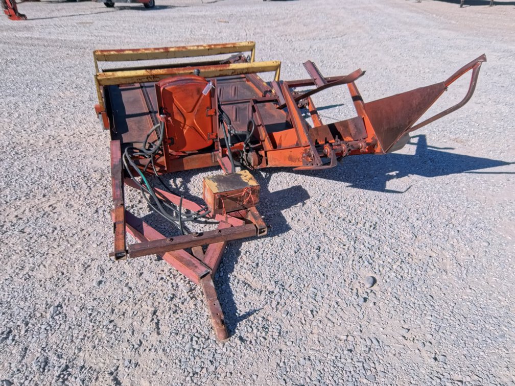 FARMHAND Pull Type Mechanical Bale Accumulator