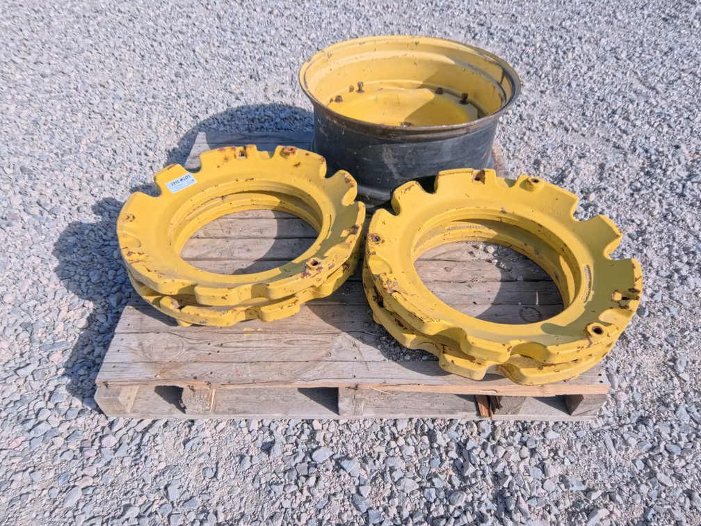 JOHN DEERE Tractor Rim With Weight Bracket And 4 Weights
