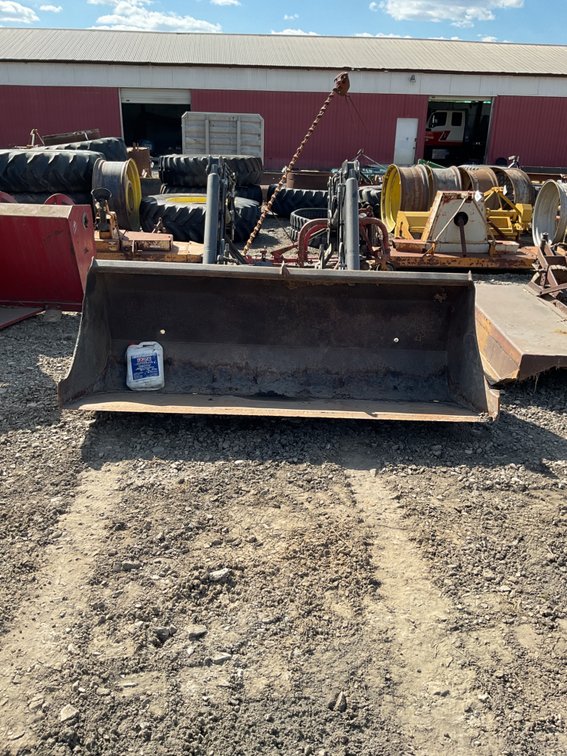 Quicke Q710 Loader Mounts to 2WD IH