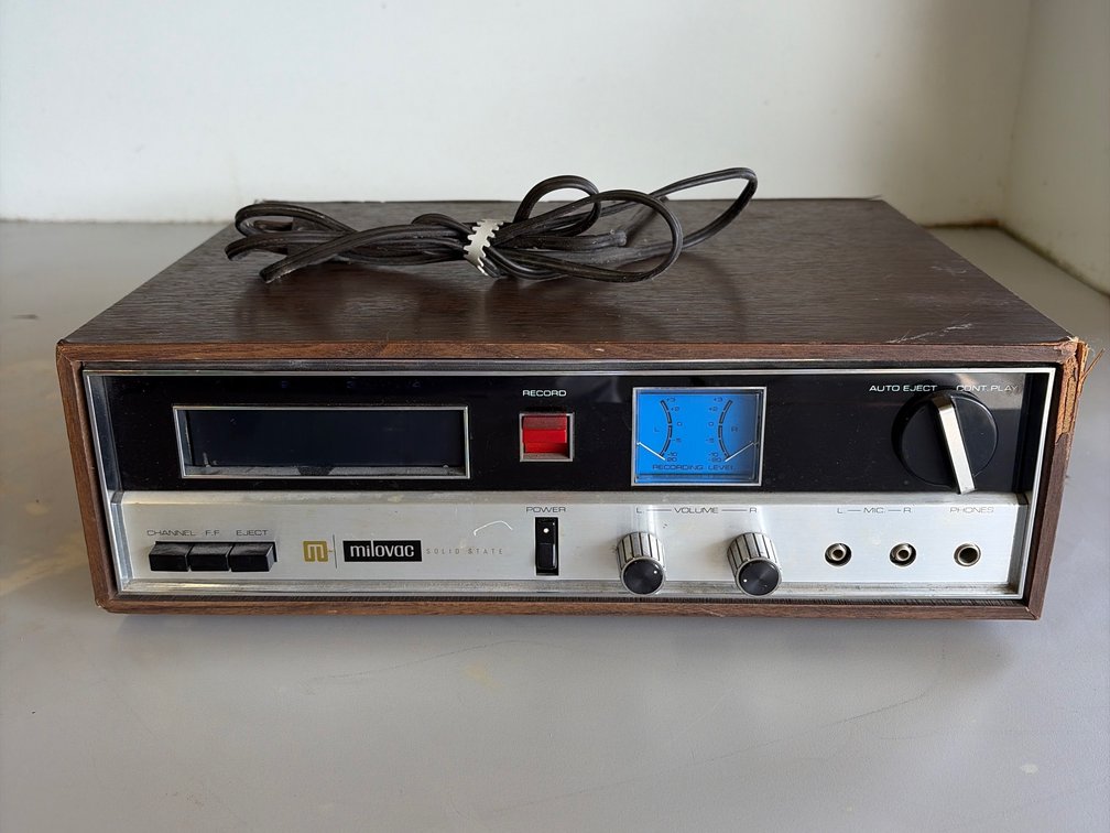 Milovac 8-track tape player/recorder