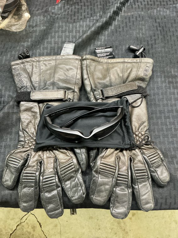 Harley Davidson gloves and sum glasses