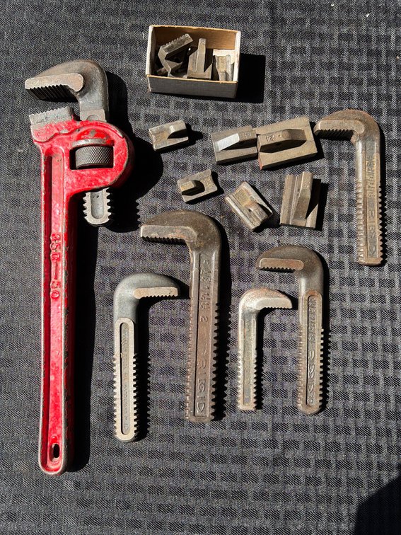 Pipe Wrench with Jaw Sets
