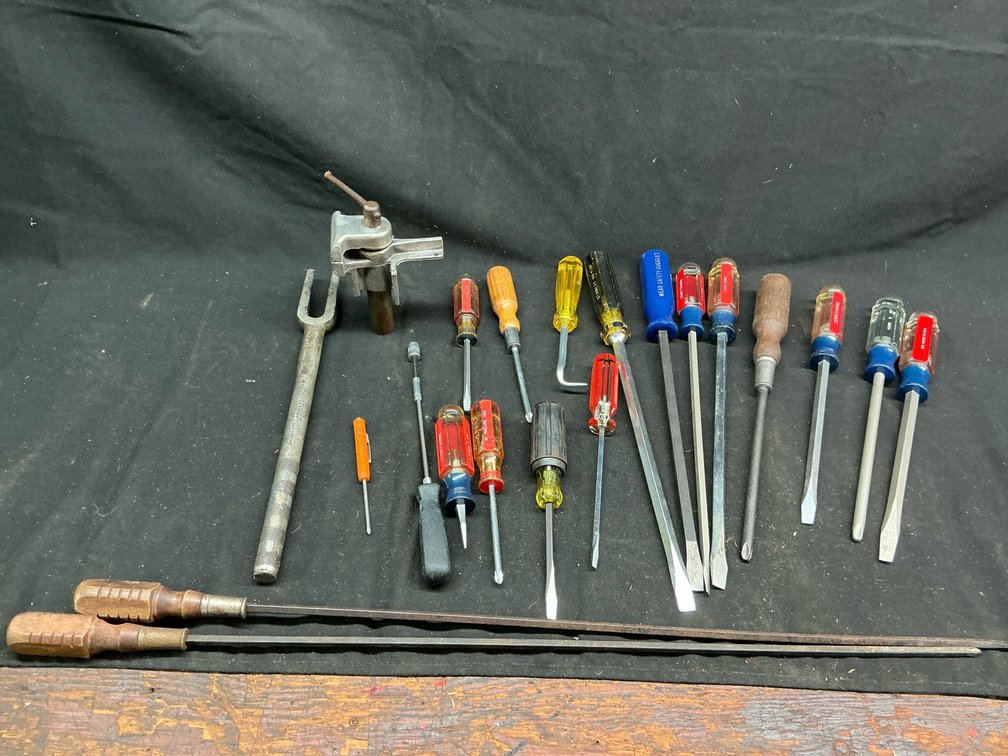 Screwdrivers, mini vice, tire rod remover
