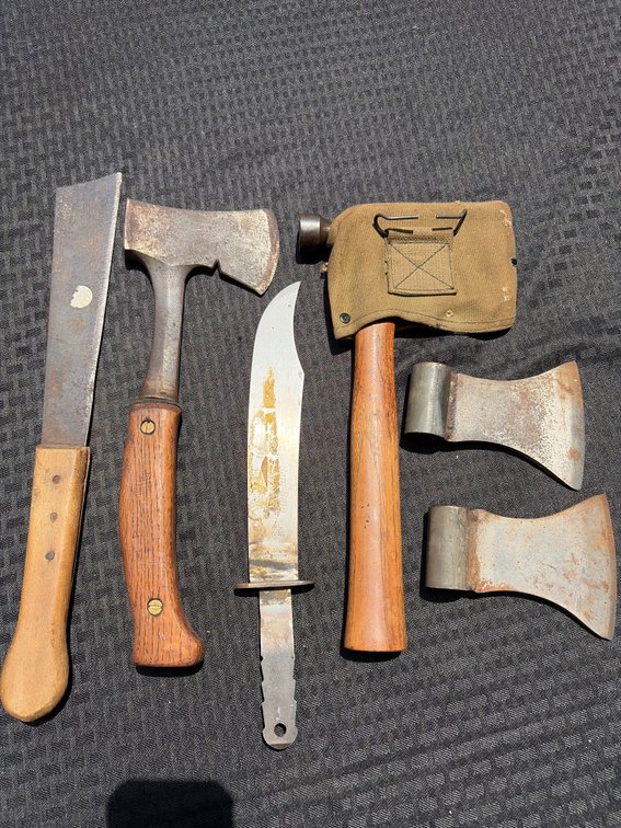 2 Hatchets & 2 Knives & 2 Hatchet Heads