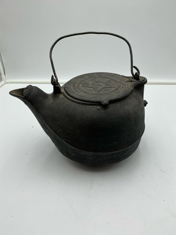 Cast iron tea kettle #7 star emblem with bird spout