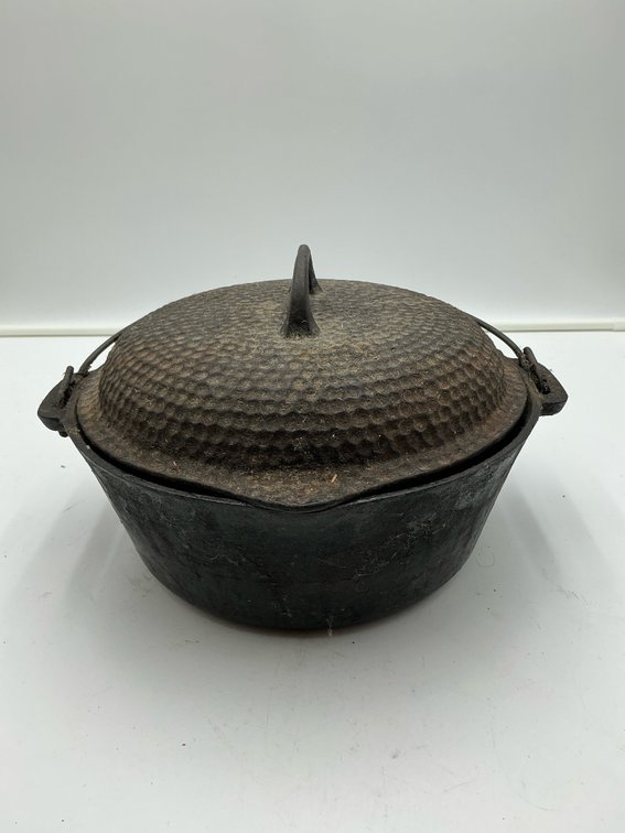 Antique hammered cast iron dutch oven w/lid