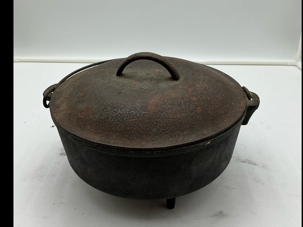 Antique footed dutch oven w/ lid #10.