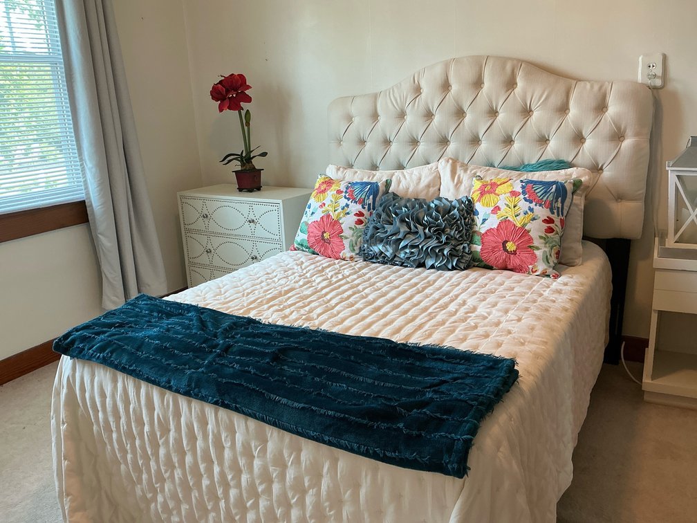 Bedroom set and decor with lamps