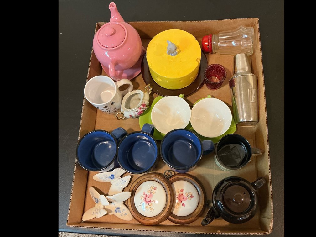 Cups and kitchen dishes