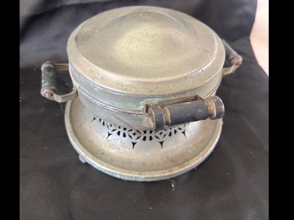 Universal Landers, Frary & Clark Electric Waffle Iron, No. E 9314