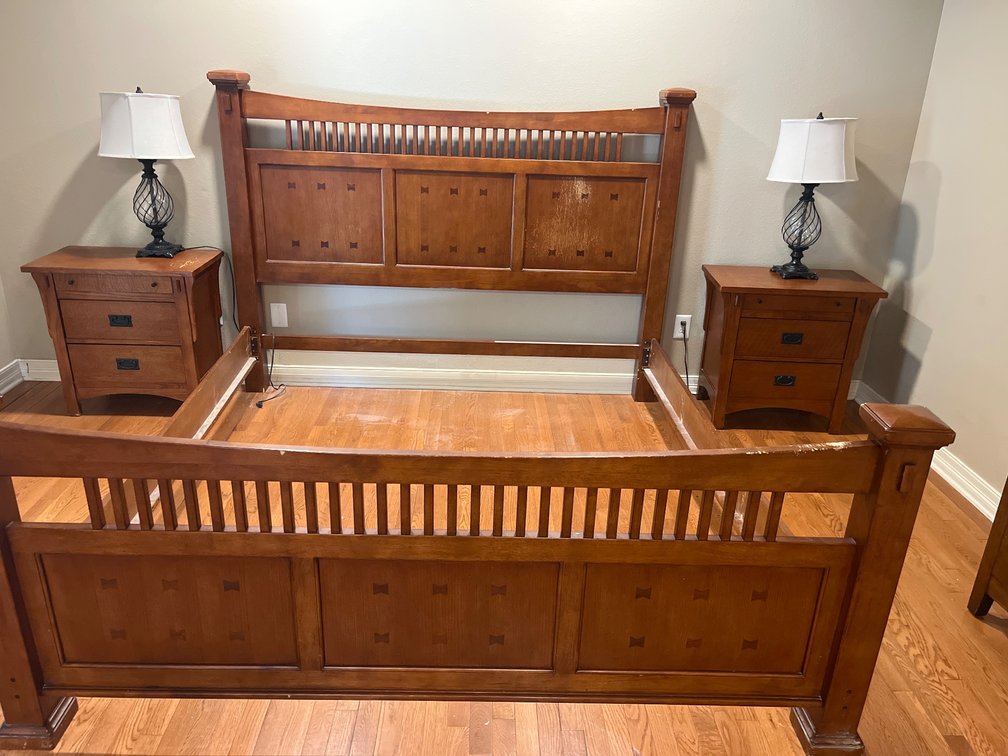 Rivers Edge Furniture Company King Size Bed With Matching Nightstands and Lamps
