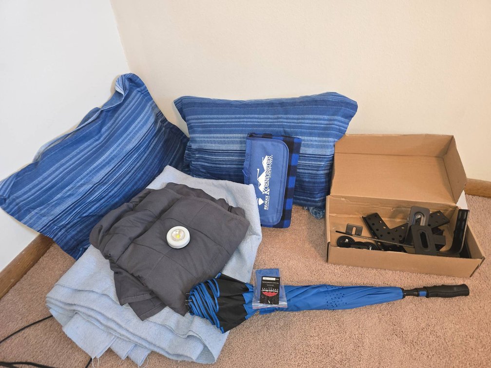Items Including Weighted Blanket, Pillows, and Serta Brackets