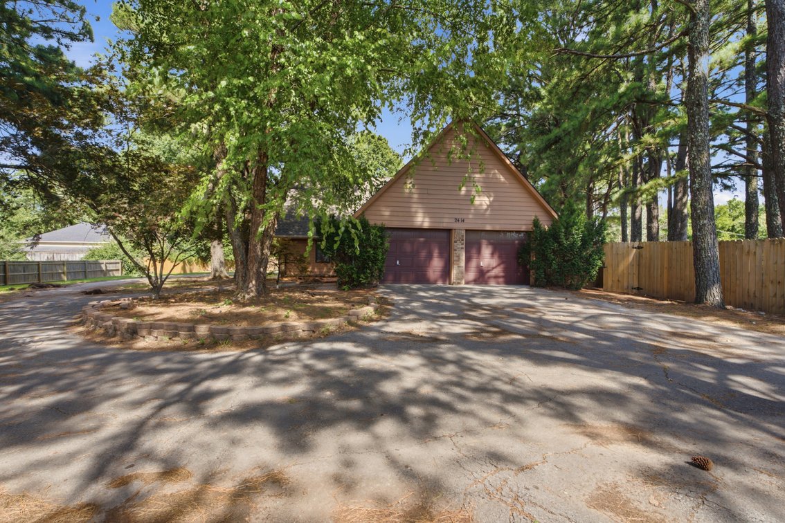 Image for Fayetteville, AR | 5 Beds | 3 Baths | 2,900 SQFT | 0.80 Acre Lot | Excellent School District