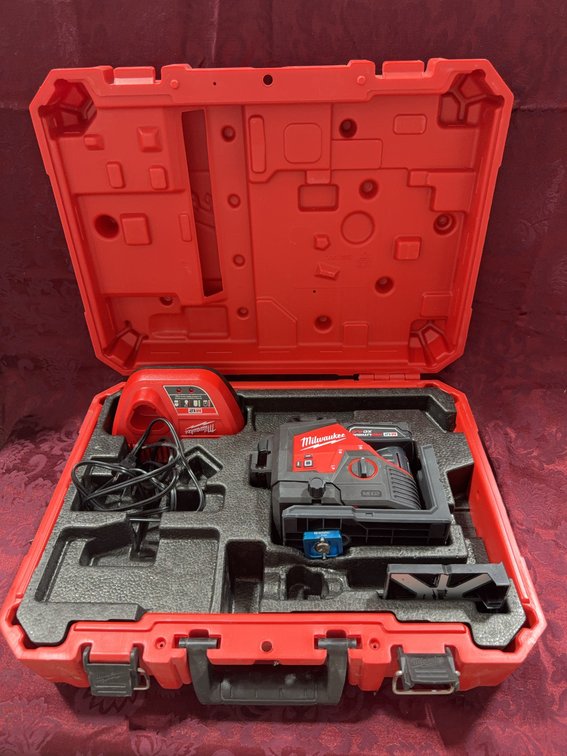 Milwaukee M12 Green Laser Level Kit With Charger and Hard Case