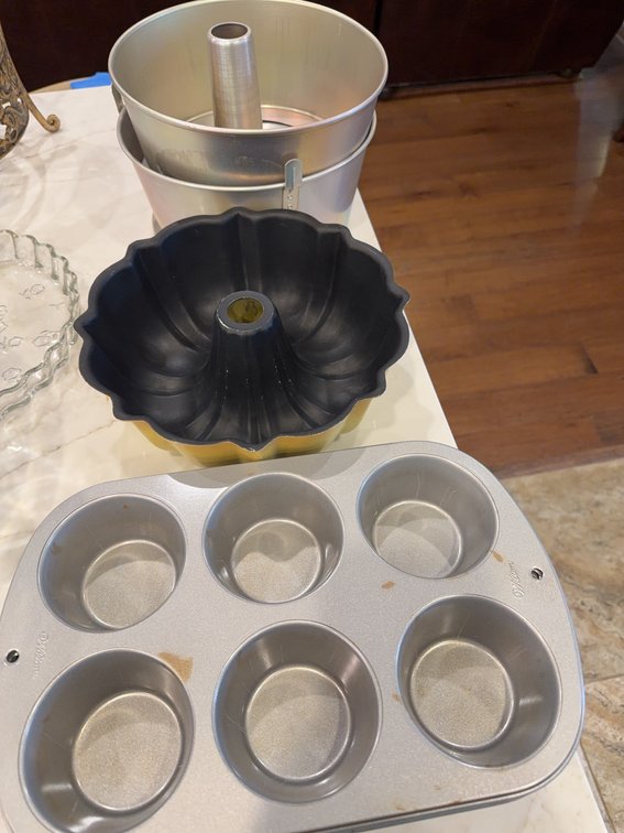 4 Wilson Muffin Pans, Bundt Pan, Tube Pan, Includes Assorted Bakeware