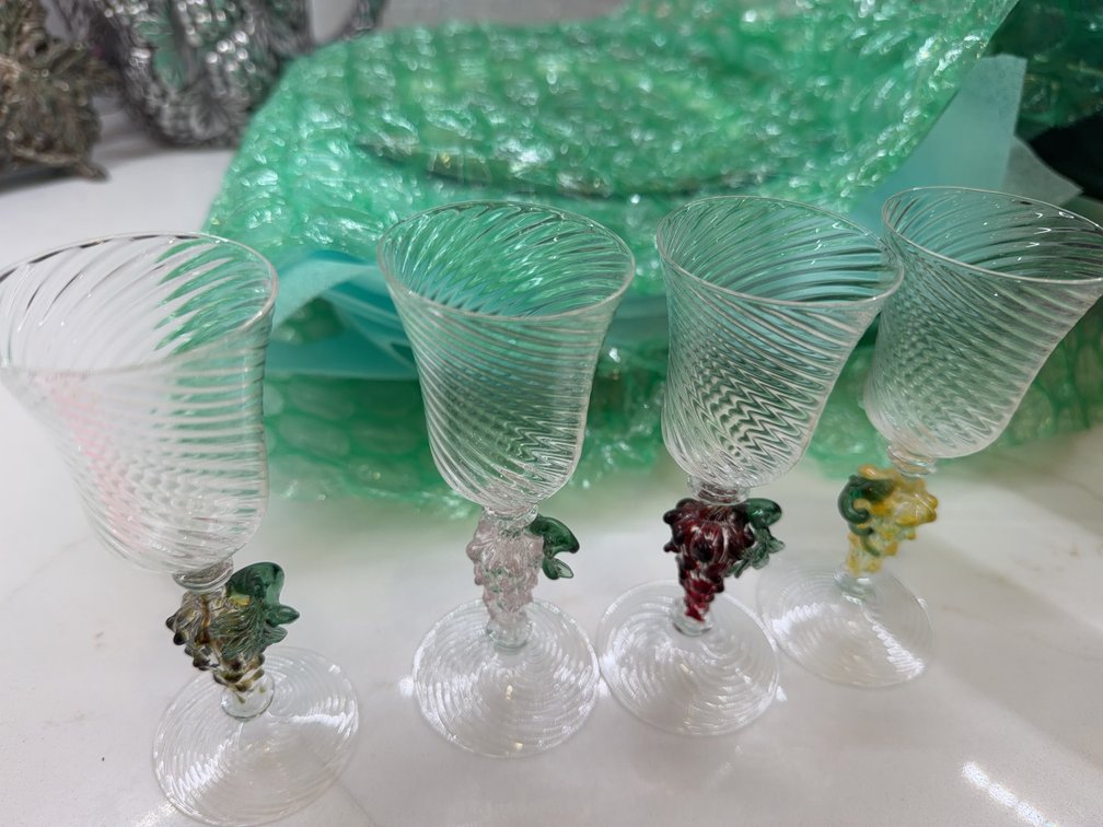 4 Twisted Stem Venetian-Style Wine Glasses With Colored Grape Detail