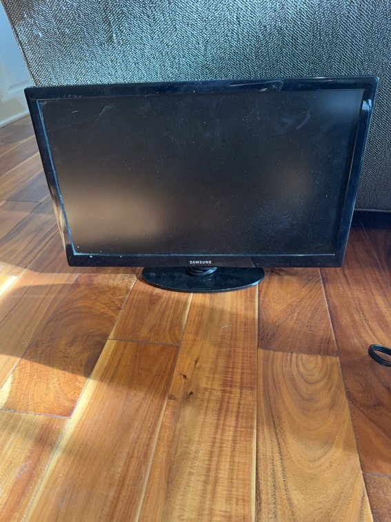 Samsung 22" LED TV Model UN22D5003BFXZA with Stand